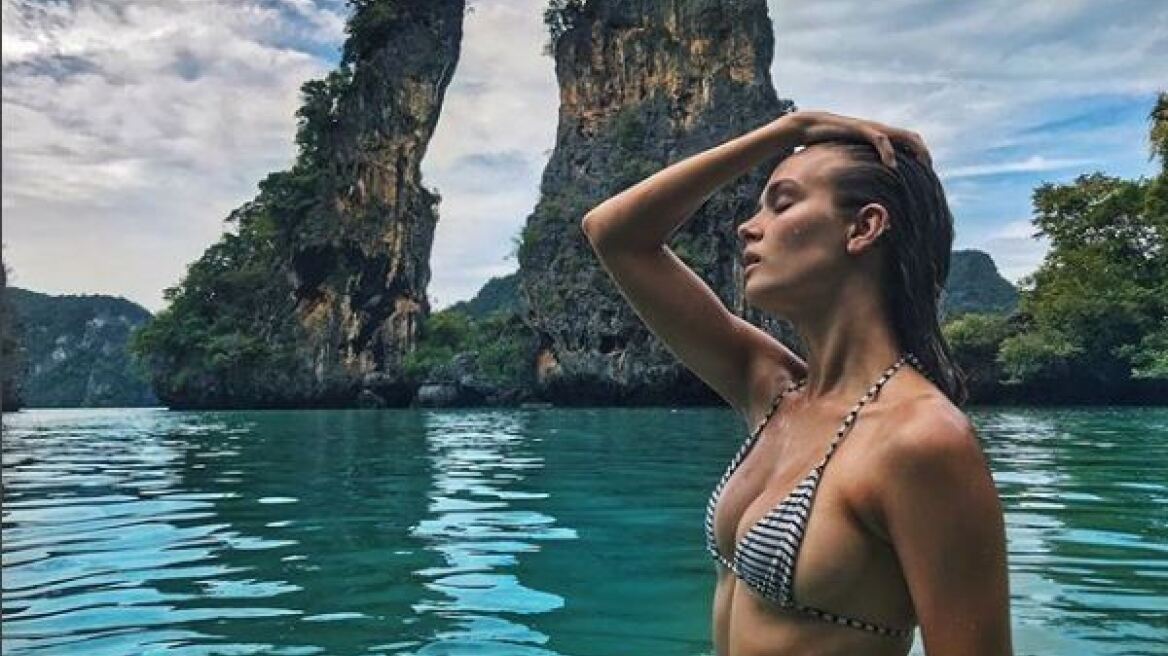 Η Josephine Skriver ολόγυμνη στα βράχια 