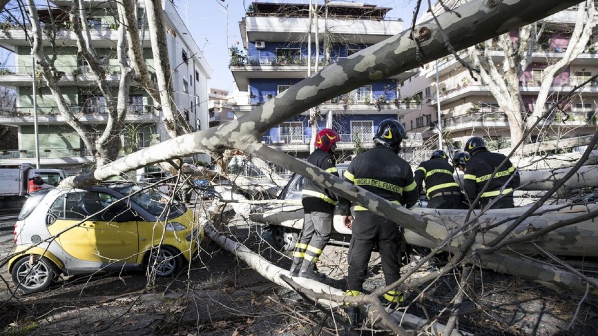 Βίντεο: Οκτώ οι νεκροί από τη σφοδρή κακοκαιρία που πλήττει την Ευρώπη