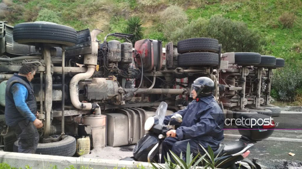 Ηράκλειο: Σοβαρό τροχαίο μετά από ανατροπή νταλίκας 