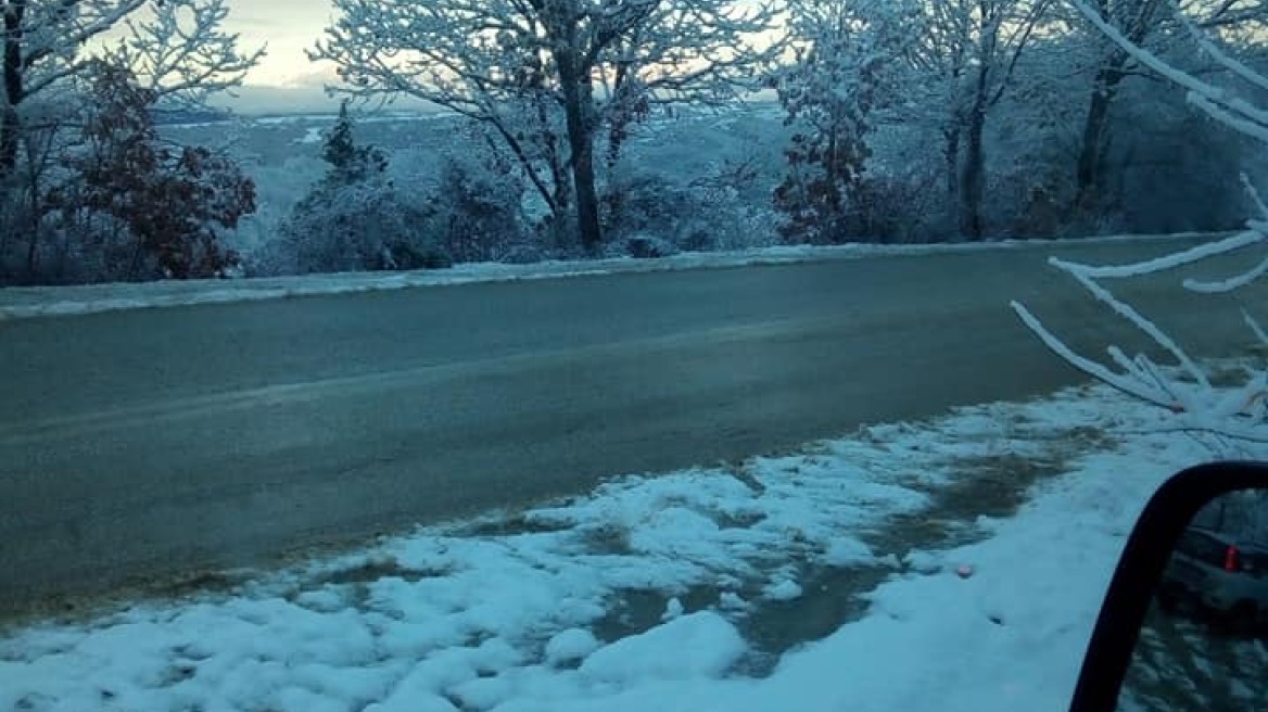 Προβλήματα από την κακοκαιρία στη Β. Ελλάδα: Χιόνι, μπλακ άουτ και κλειστά σχολεία 