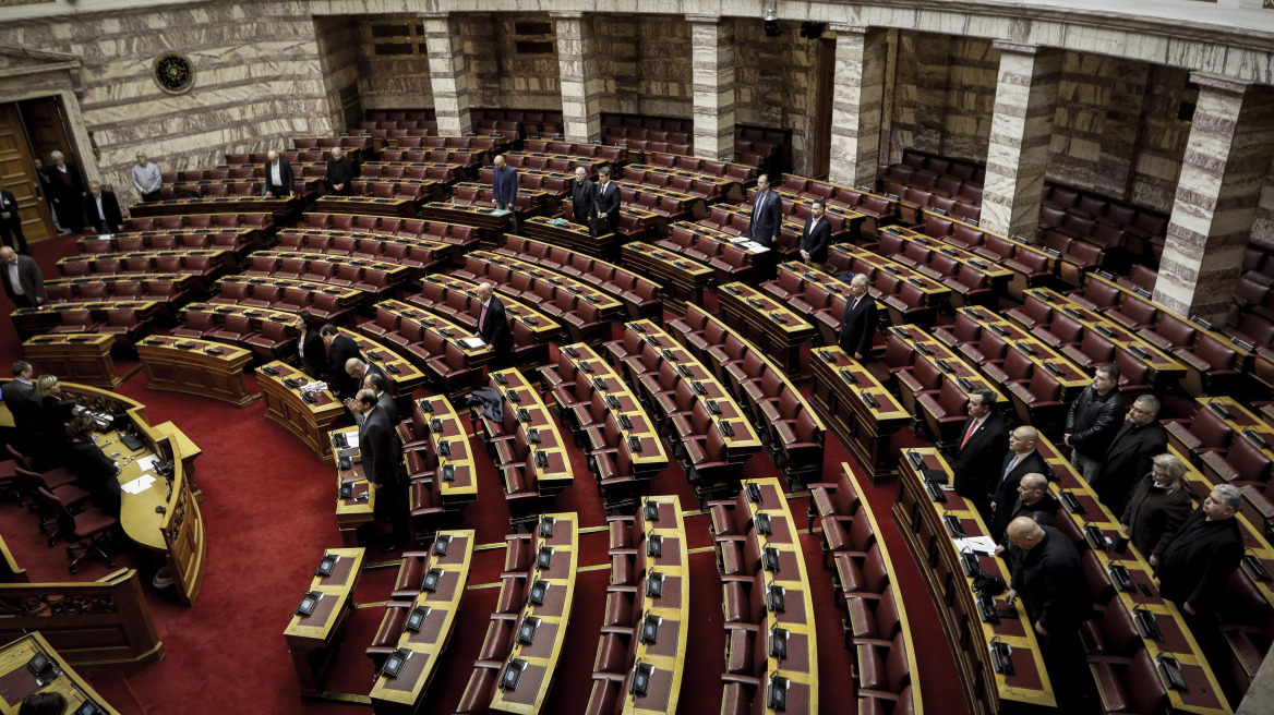 Ολομέλεια της Βουλής: Ενός λεπτού σιγή για τους νεκρούς των Ιμίων από... 27 βουλευτές 