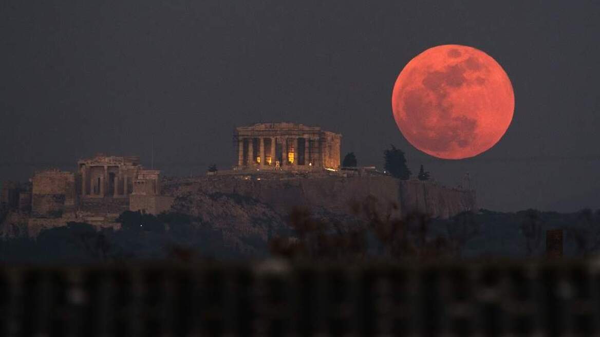 Καθηλωτικό το Σούπερ Μπλε «Ματωμένο» Φεγγάρι: Μαγικές εικόνες από όλο τον κόσμο