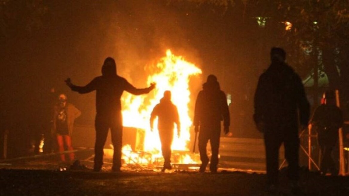 Ακόμη μια βραδιά επεισοδίων στα Εξάρχεια - Οι μολότοφ έπεφταν «βροχή»...