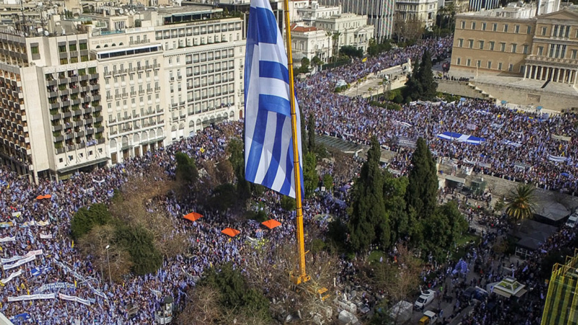 Γραφείο Τσίπρα: Ευσεβείς πόθοι ο σεισμός και τα εκατομμύρια διαδηλωτών για το όνομα της Μακεδονίας