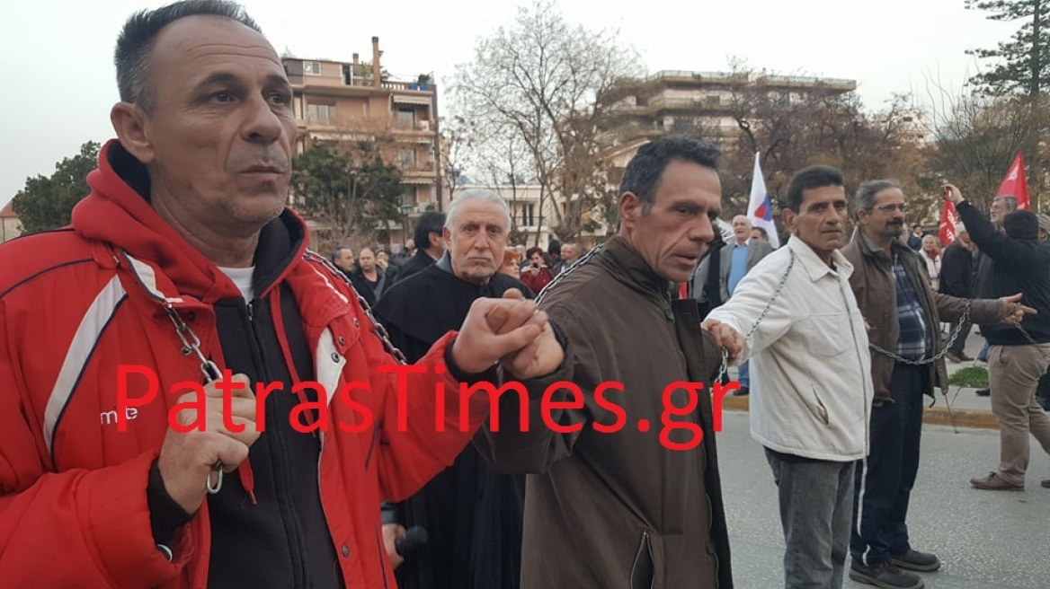 Φωτογραφίες: Διαδηλωτές αλυσοδέθηκαν για να «υποδεχτούν» τον Τσίπρα στην Πάτρα