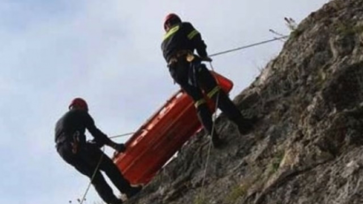 Τρίκαλα: Απεγκλωβίστηκε 46χρονος που έπεσε με το αυτοκίνητό του σε χαράδρα