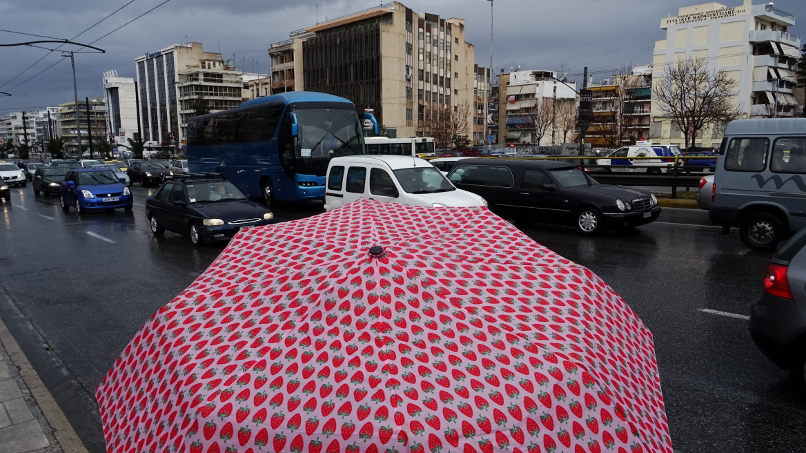 Η βροχή έφερε... ακινησία στους δρόμους της Αθήνας: Μποτιλιάρισμα και ταλαιπωρία 