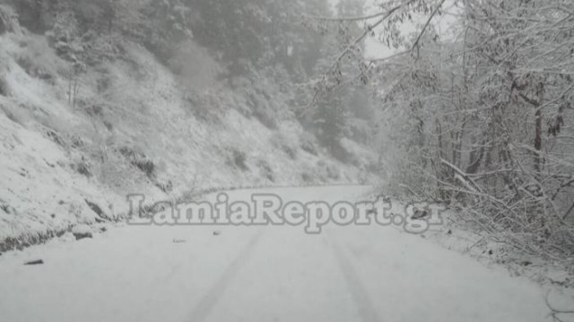 Χιονίζει προς Καρπενήσι - Στα λευκά η Δυτική Φθιώτιδα