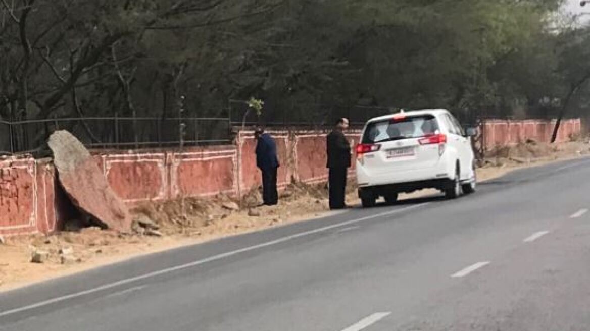 Φωτογραφία: Ινδός υπουργός Υγείας έγινε τσακωτός να... ξαλαφρώνει στο δρόμο