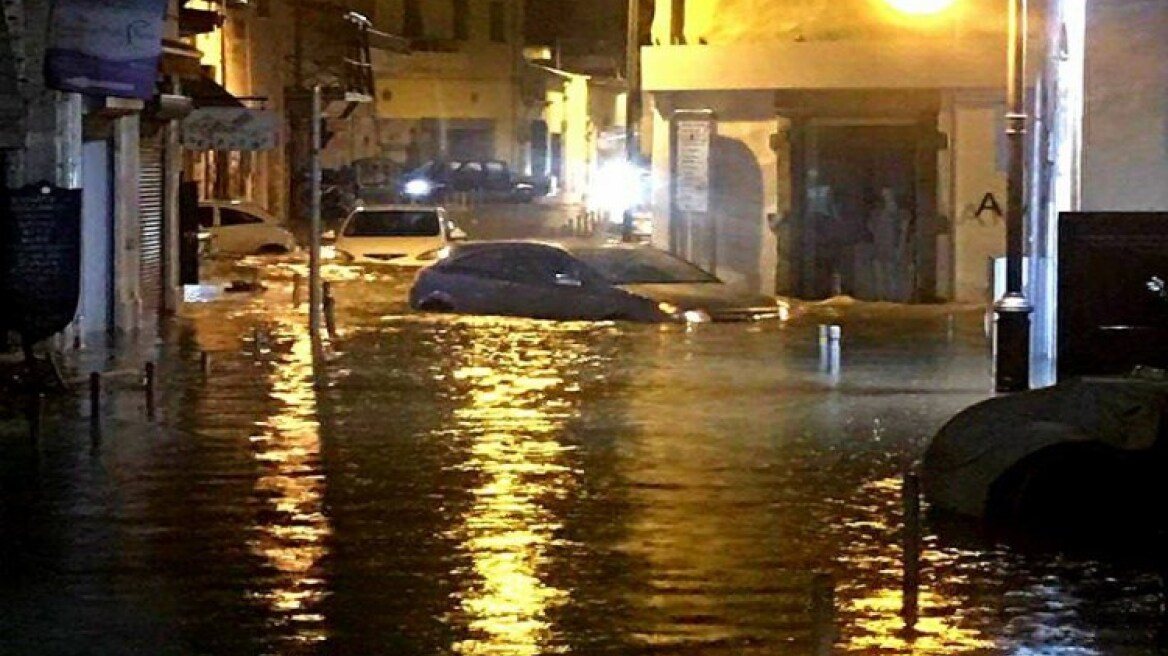 «Θεομηνία» στην Κύπρο: Πλημμύρισαν σπίτια και δρόμοι - Εγκλωβίστηκαν οδηγοί