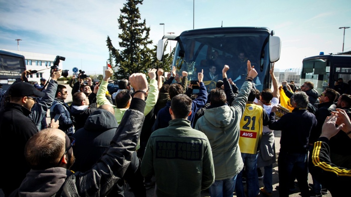 Βίντεο: Αποθέωση στην άφιξη της αποστολής της ΑΕΚ 