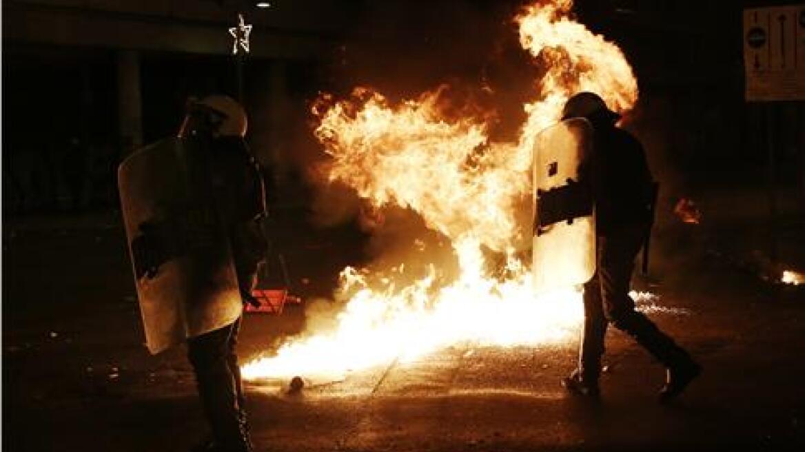 Νέες επίθεσεις εναντίον των ΜΑΤ στα Εξάρχεια - Τραυματίστηκε ελαφρά αστυνομικός