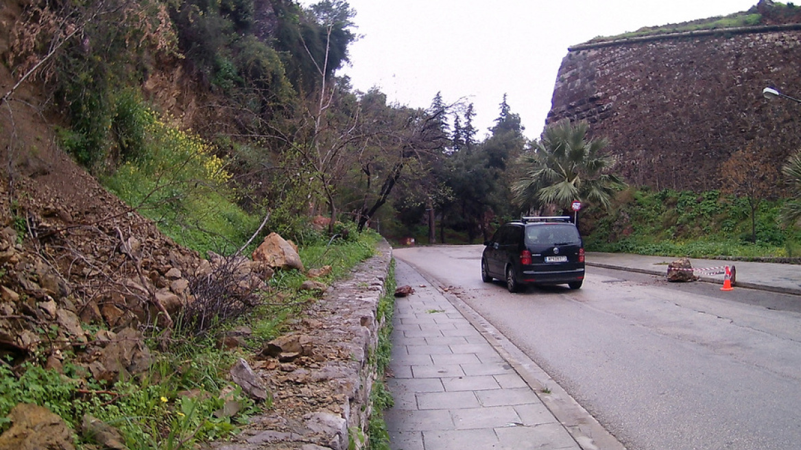 Ναύπλιο: Κατολίσθηση βράχων από το Παλαμήδι λόγω της βροχόπτωσης