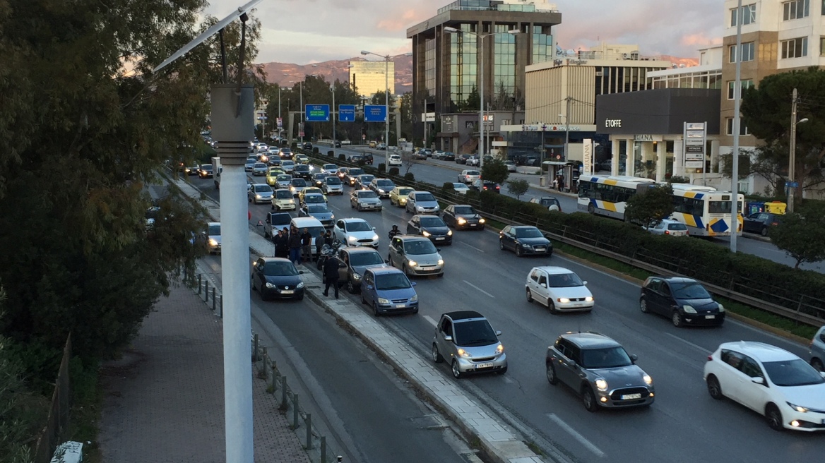 Καραμπόλα πέντε αυτοκινήτων στην λεωφόρο Κηφισίας 