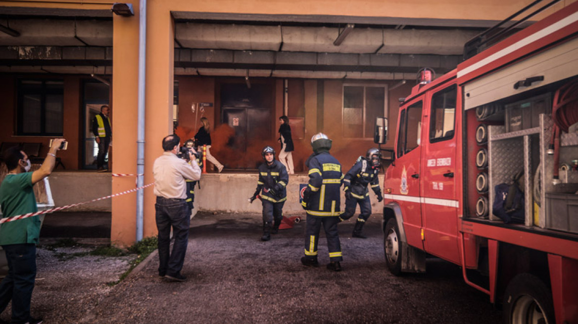 Άσκηση ετοιμότητας στο «Αττικόν»: Πυροσβέστες και αντίσκηνα στο προαύλιο του νοσοκομείου