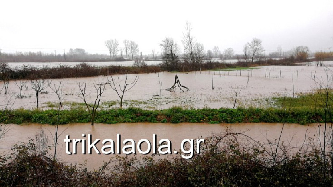 Τρίκαλα: Υπερχείλισαν ποτάμια, στρέμματα πλημμύρισαν, κινδυνεύουν χωριά