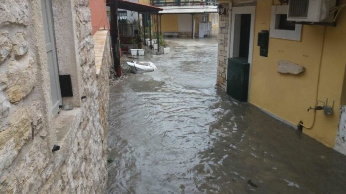 Φωτογραφίες: Βγήκε... βόλτα η θάλασσα στους Παξούς