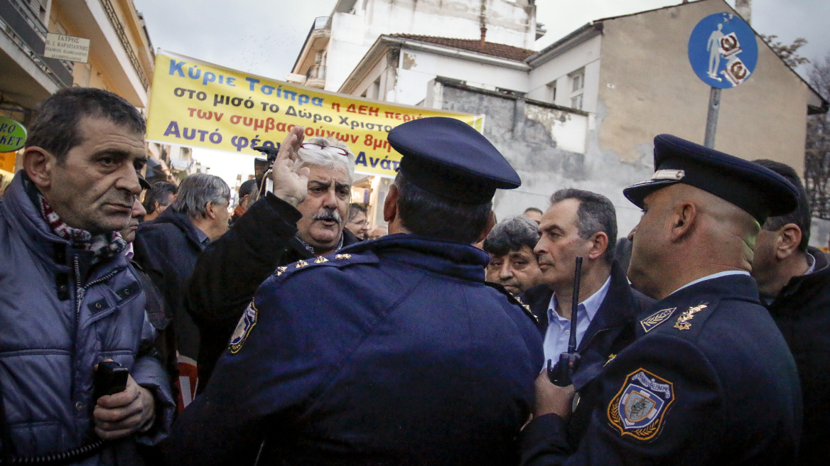 Τρίπολη: Ένταση και χημικά έξω από τον χώρο που μίλησε ο Τσίπρας 