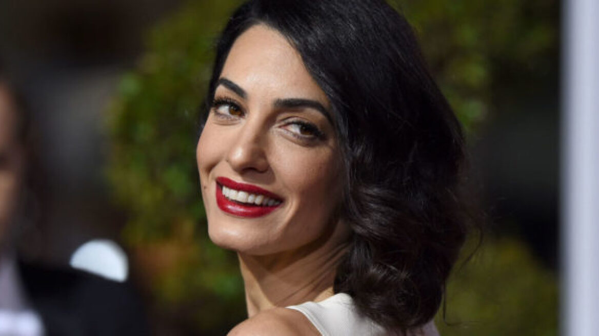 Η Amal Clooney σε μία εμφάνιση που δεν μας έχει συνηθίσει! 