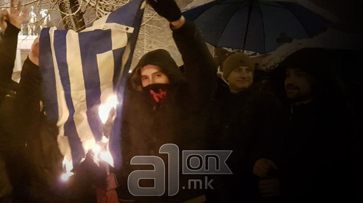 Σκόπια: Εθνικιστές έκαψαν ελληνικές σημαίες σε διαδήλωση για την ονομασία