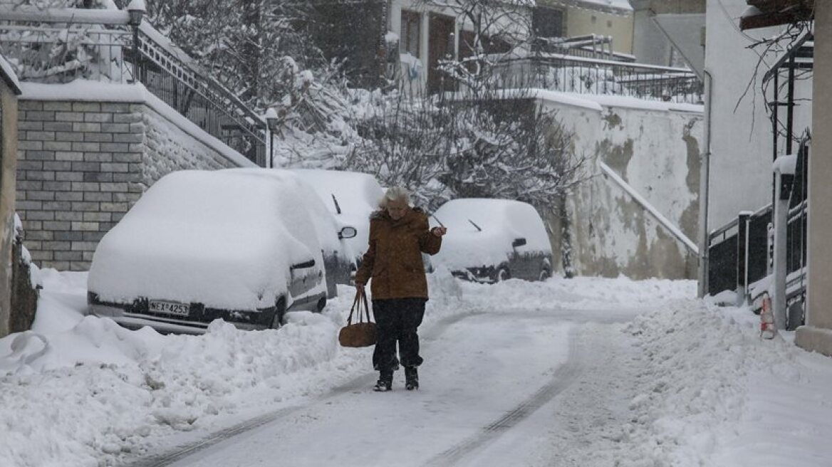 Συνεχίζεται η κακοκαιρία: Πολλά τα προβλήματα από τα χιόνια και τις ισχυρές βροχές