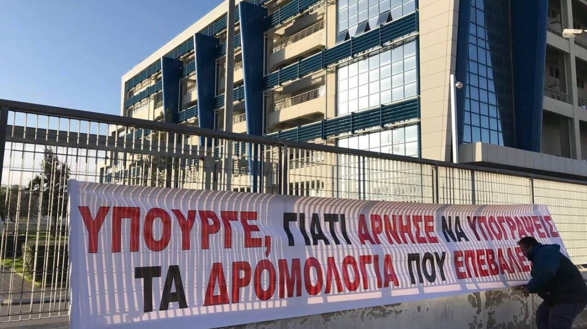 Ο πλοιοκτήτης που κάνει κατάληψη έξω από το γραφείο Κουρουμπλή καταγγέλλει: Υποστηρίζει άλλες ναυτιλιακές εταιρείες