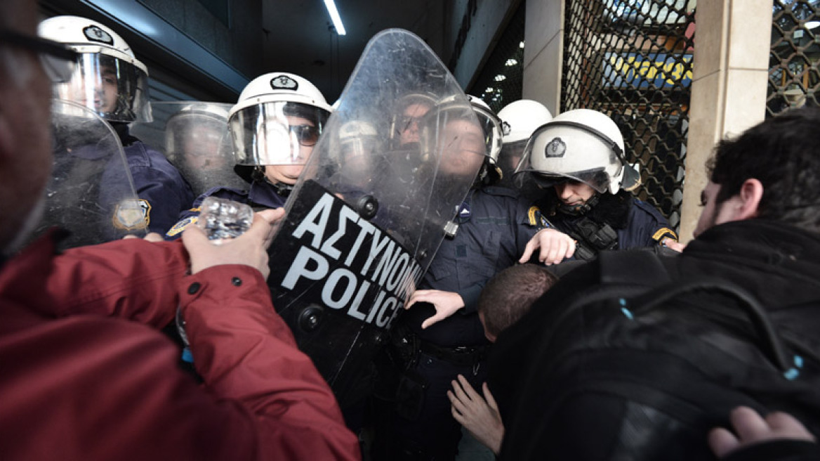 Απρόκλητη επίθεση με χημικά σε μέλη του ΠΑΜΕ έξω από συμβολαιογραφείο