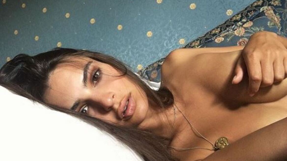 Η σέξι φωτογραφία της Emily Ratajkowski που πήρε πάνω από ένα εκατ. likes