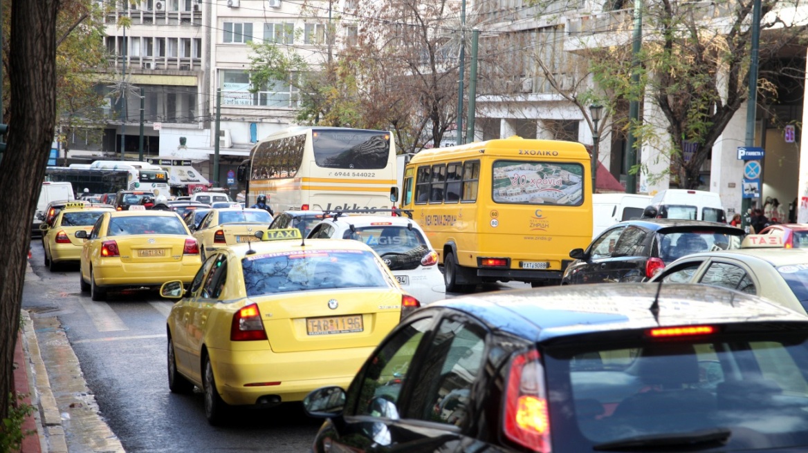 Μποτιλιάρισμα στο κέντρο της Αθήνας - Κλειστή η λεωφόρος Αμαλίας 