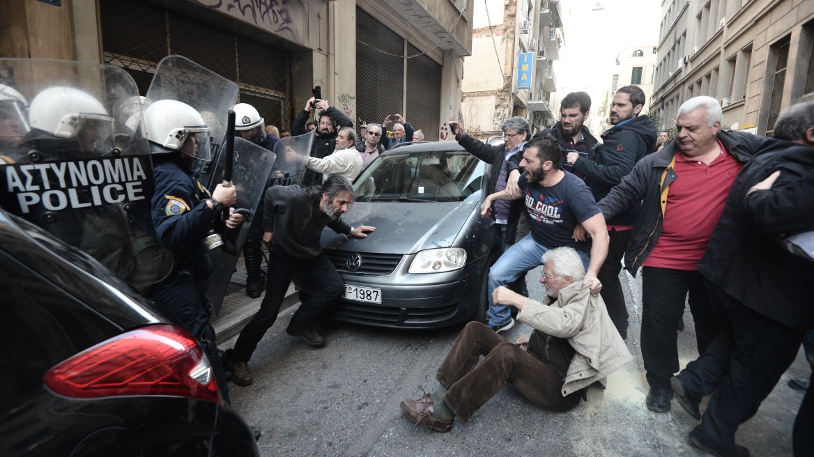 Κατακραυγή εναντίον ΣΥΡΙΖΑ για ΜΑΤ και πλειστηριασμούς: «Συντρόφια δέρνουν πρώην συντρόφια!»