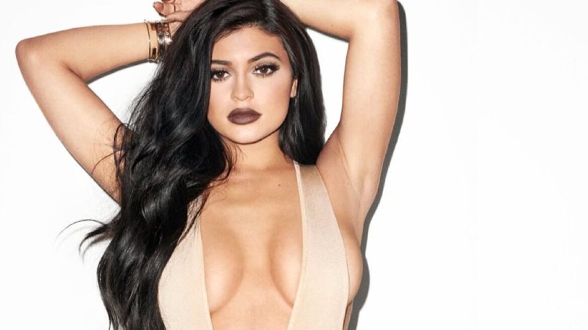 Η Kylie Jenner φωτογραφίζει την κόρη της Stormi στην αγκαλιά της... πεθεράς της  