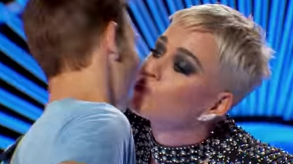 She kissed a boy...: Η Katy Perry χάρισε σε διαγωνιζόμενο του American Idol το πρώτο του φιλί