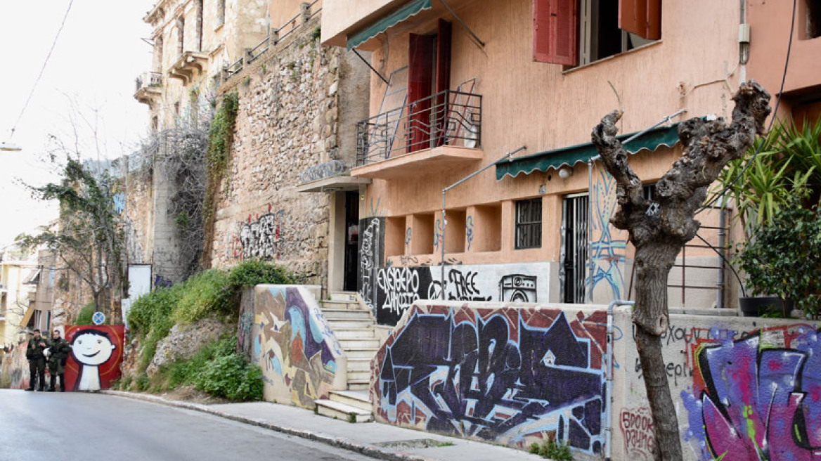 Κουκάκι: Μικροένταση με ΜΑΤ και αντιεξουσιαστές κοντά στο κτίριο της Ματρόζου 