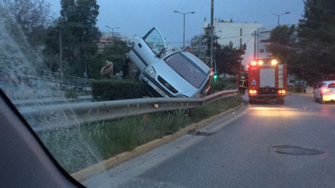 Αυτοκίνητο στην Καποδιστρίου «προσγειώθηκε» στο διαχωριστικό διάζωμα