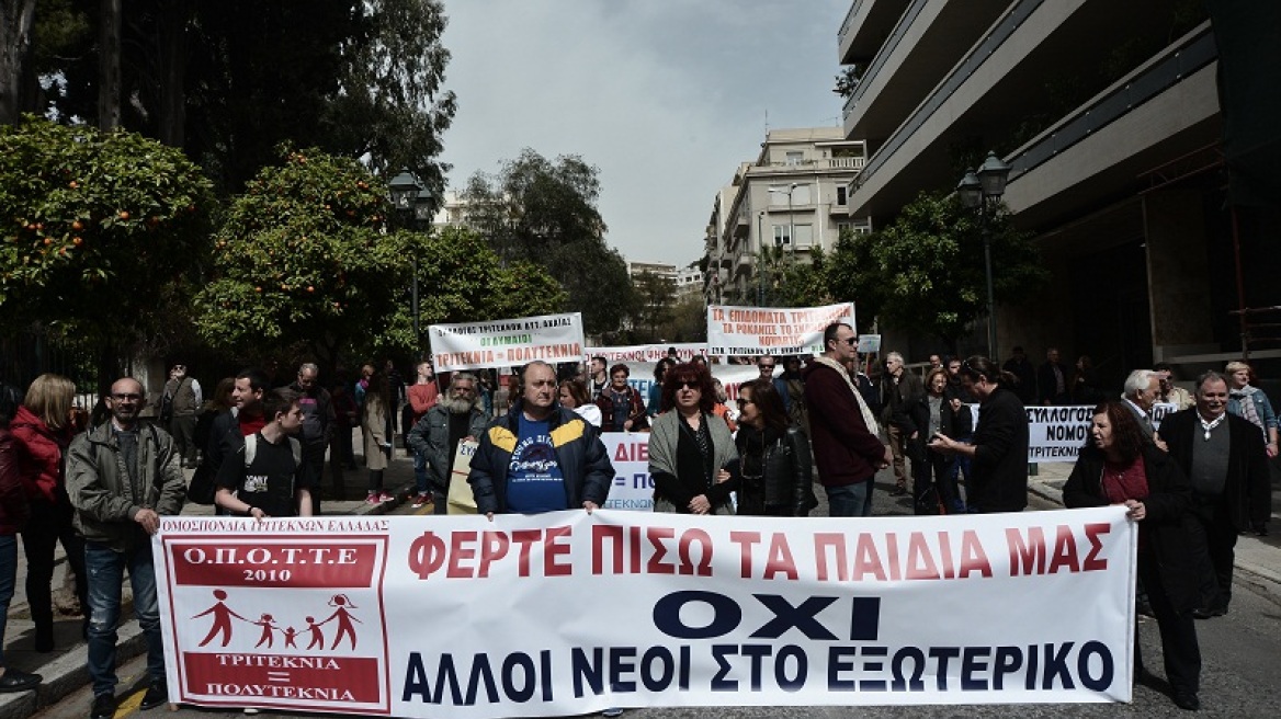 Συγκέντρωση διαμαρτυρίας πραγματοποιούν οι τρίτεκνοι στο Σύνταγμα