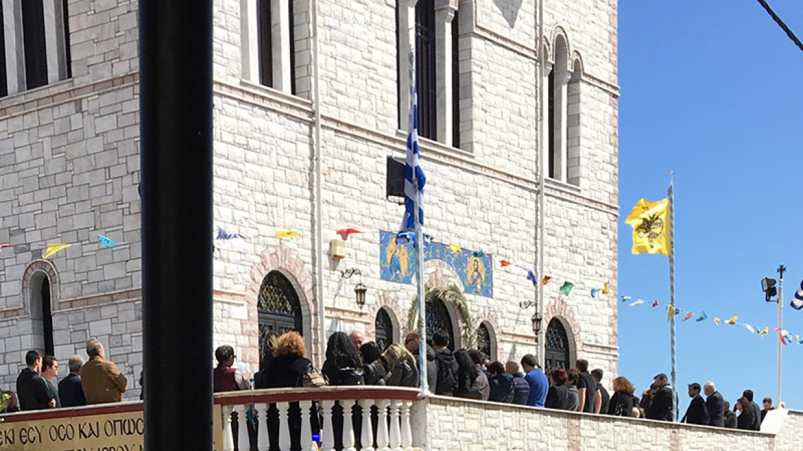 Λύγισε στην κηδεία η μητέρα του 19χρονου που δολοφονήθηκε στο Μαρούσι