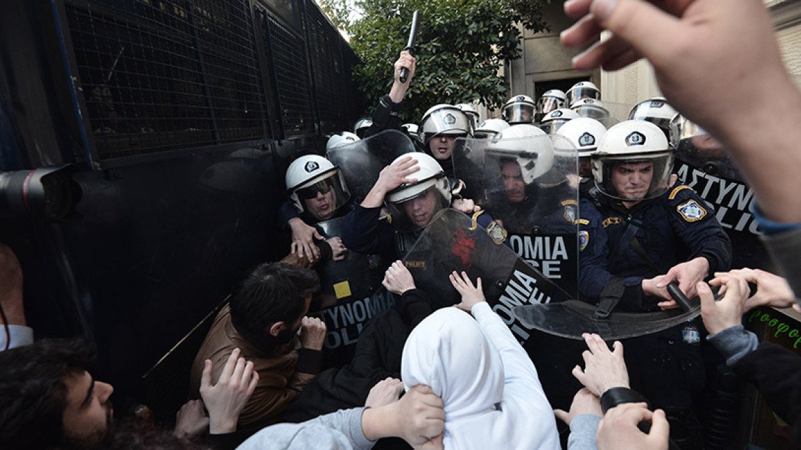 Ένταση και χημικά στη συγκέντρωση κατά των πλειστηριασμών