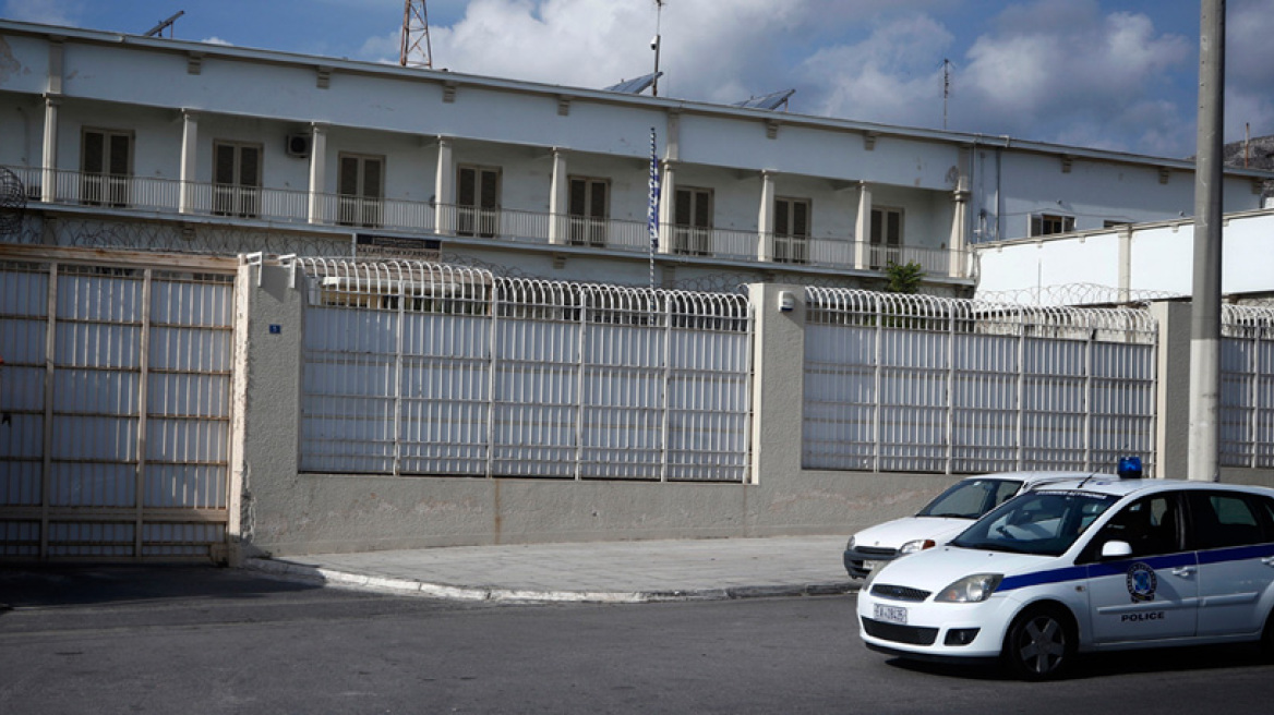 Οι Αλβανοί μαστιγώνουν σωφρονιστικούς και το υπουργείο μοιράζει προφυλακτικά