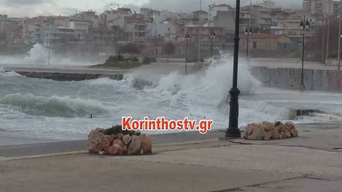 Κόρινθος: Τα κύματα σκέπασαν σκάφη στο λιμάνι