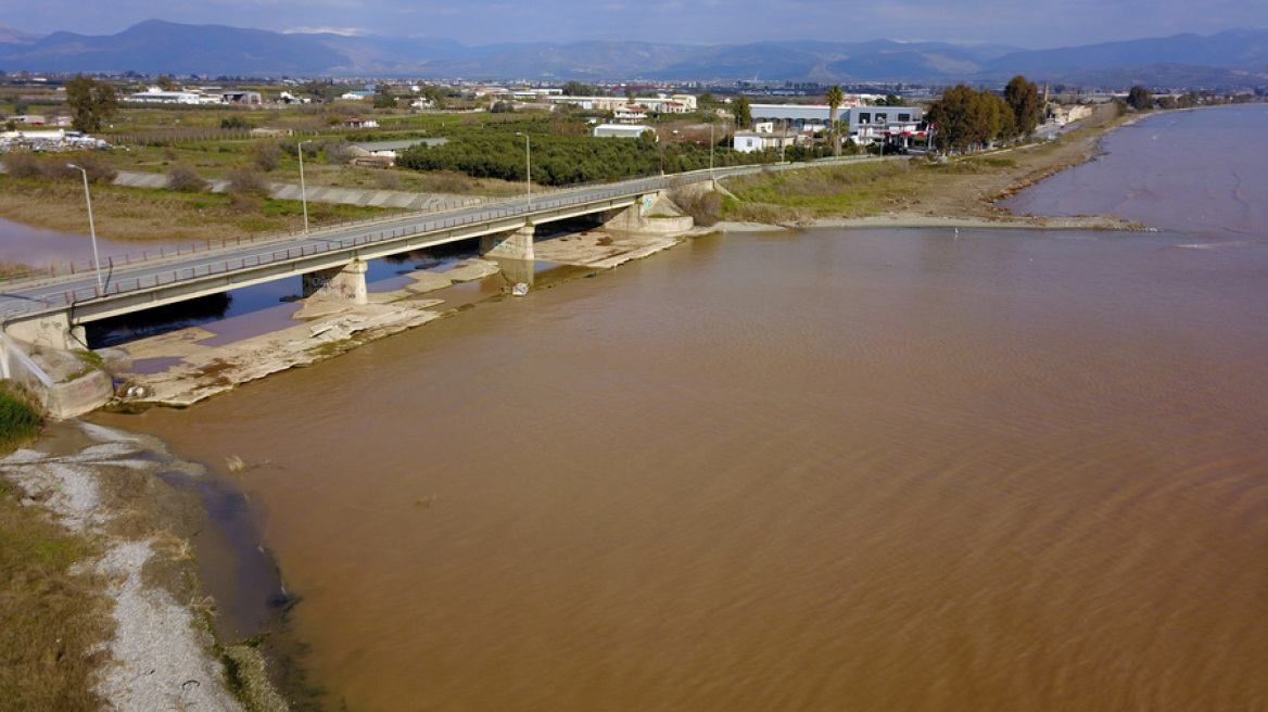 Φωτογραφίες: Η θάλασσα βάφτηκε καφέ  από τις ισχυρές βροχές στη Νέα Κίο