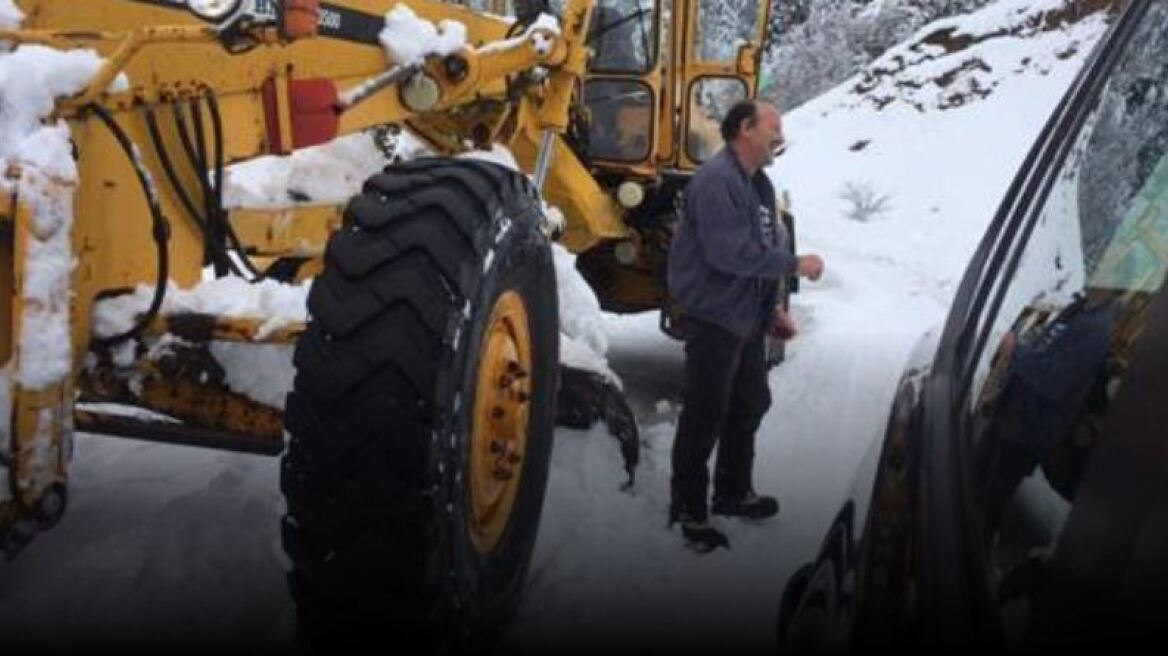 Καιρός-χιόνια: Επιχείρηση απεγκλωβισμού 6μελούς οικογένειας στην ορεινή Ναυπακτία