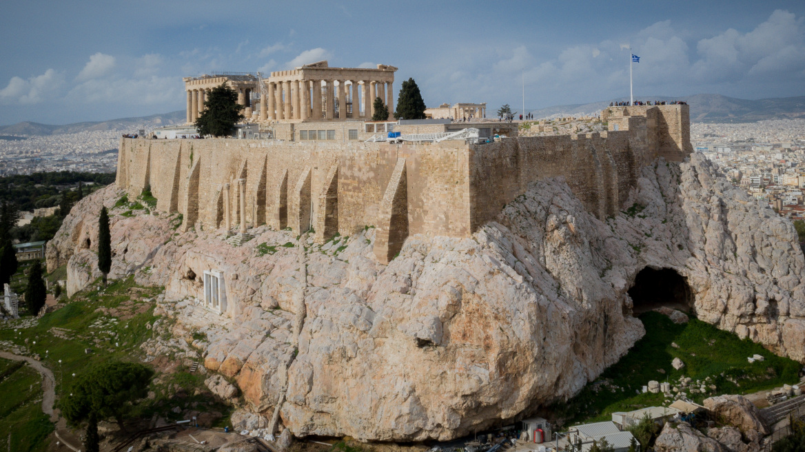 Σοκ στην Ακρόπολη: Άντρας έπεσε στο κενό από μεγάλο ύψος