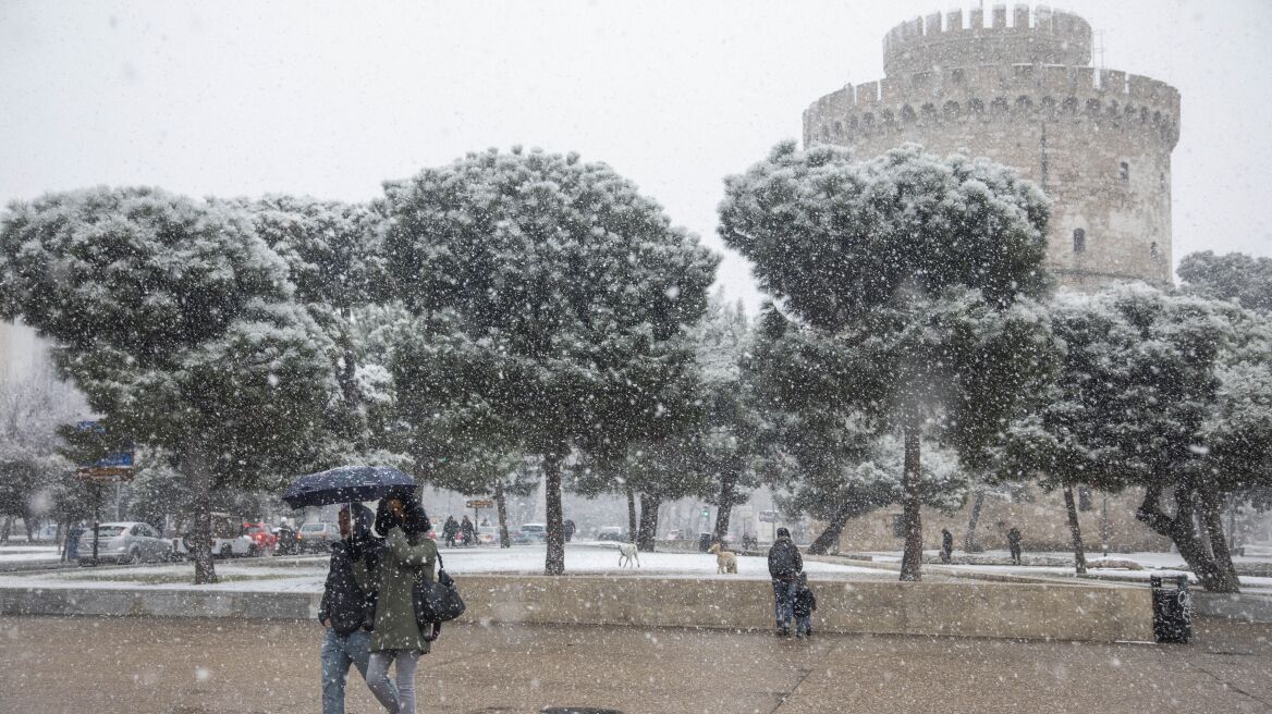 Θεσσαλονίκη: Εγκλωβίστηκαν στα χιόνια οκτώ νεαροί - Μεγάλη επιχείρηση μέσα στη νύχτα 