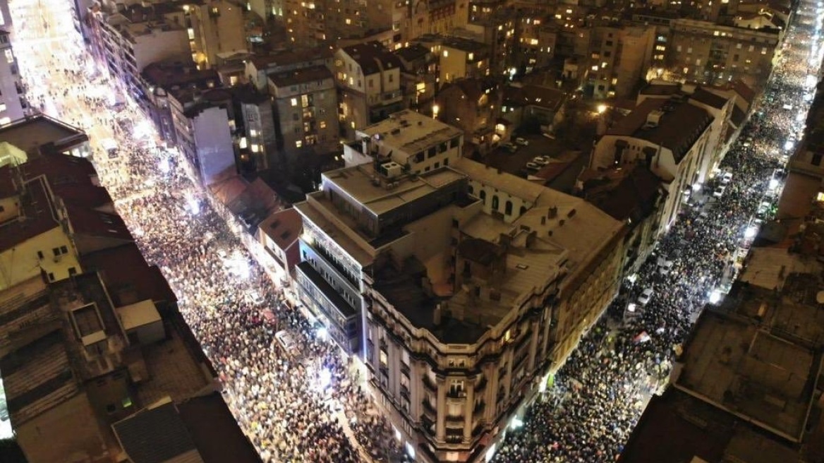 Σερβία: Χιλιάδες άνθρωποι αψήφησαν το ψύχος και διαδήλωσαν κατά του προέδρου Βούτσιτς