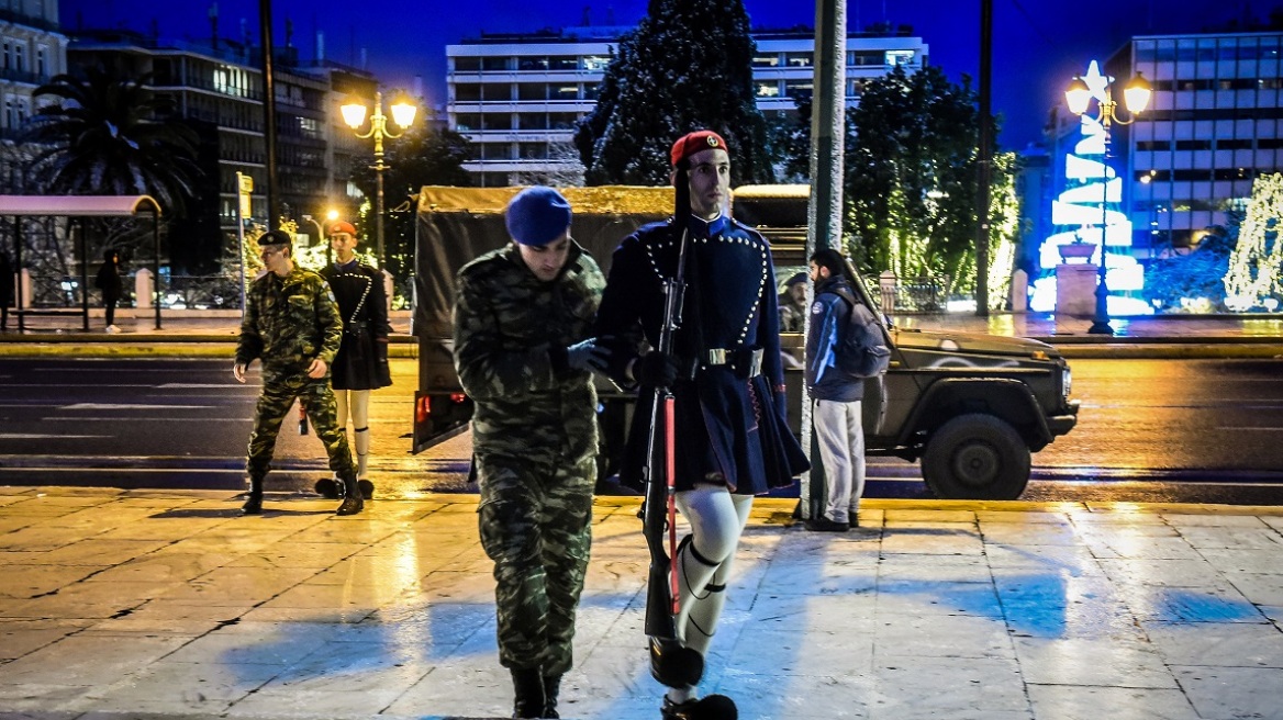 Φωτογραφίες: Με τζιπ έκαναν την αλλαγή οι Eύζωνες λόγω του χιονιά