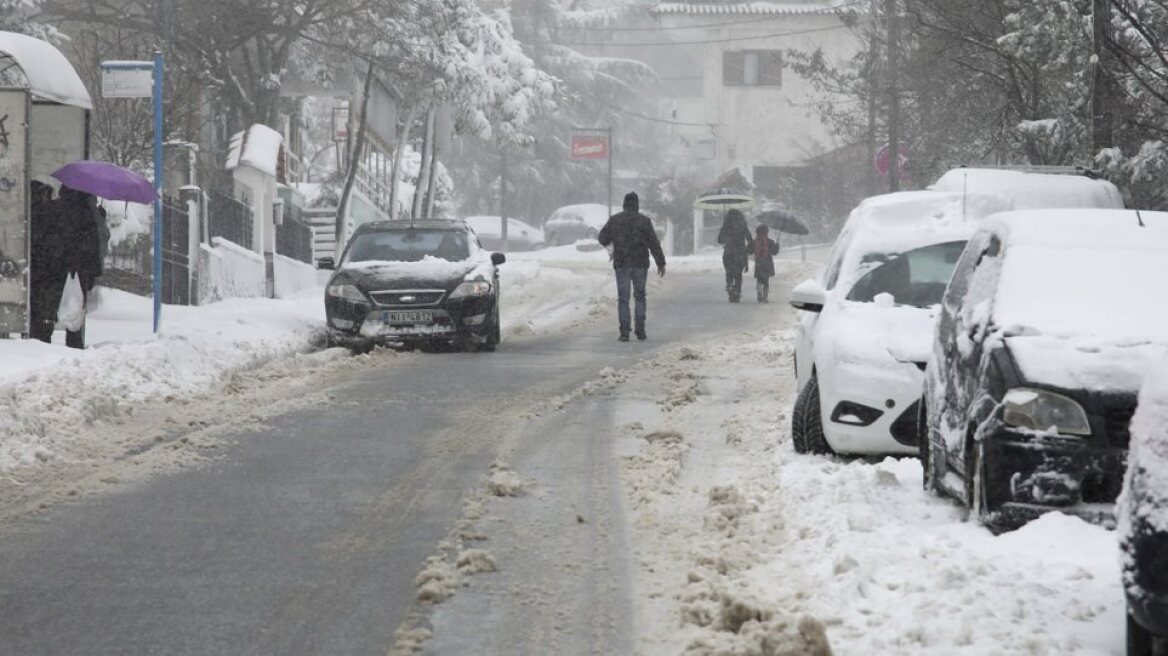 Θεσσαλονίκη: Πατέρας και το ενός έτους παιδί του εγκλωβίστηκαν στο αυτοκίνητο από τον χιονιά