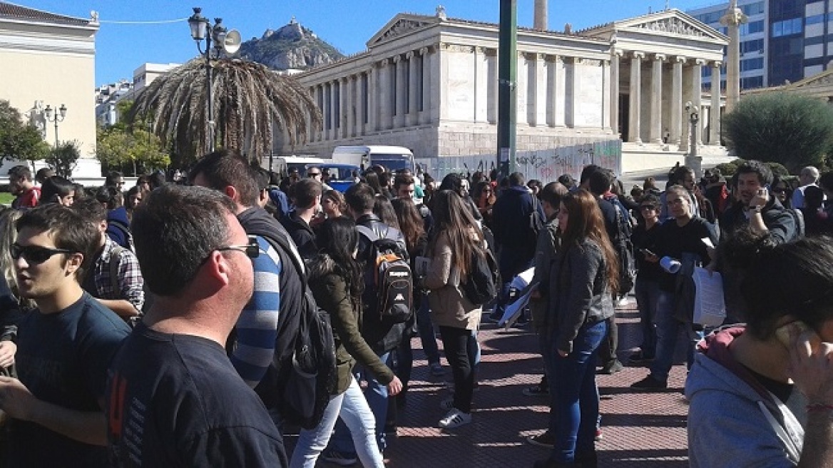 Λαϊκή Ενότητα: «Ανεπιθύμητη στη χώρα μας η Μέρκελ» - Συγκέντρωση την Πέμπτη στα Προπύλαια 