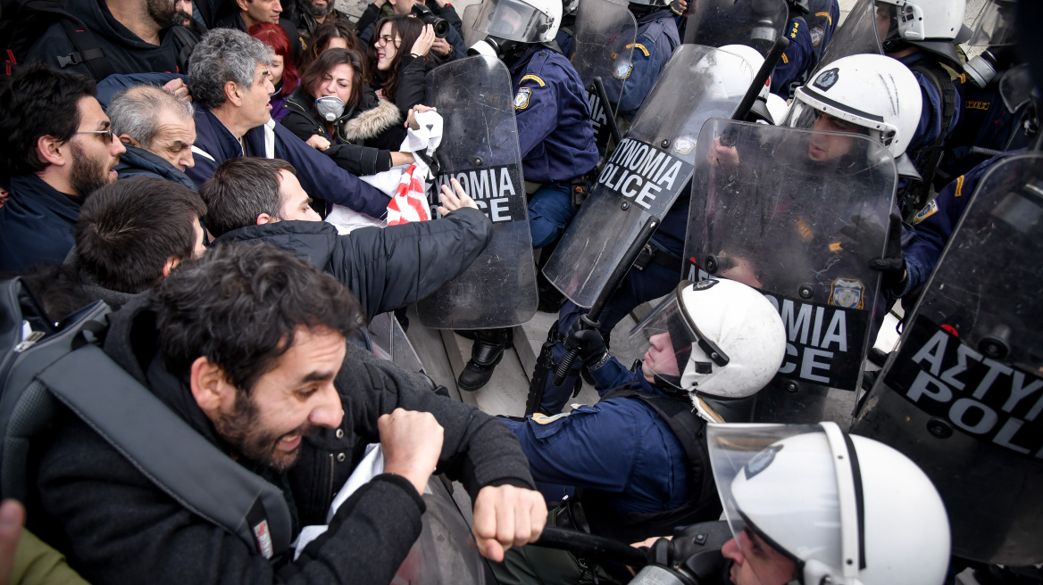 Καταδικάζει ο ΣΥΡΙΖΑ την επίθεση των ΜΑΤ στους διαδηλωτές εκπαιδευτικούς