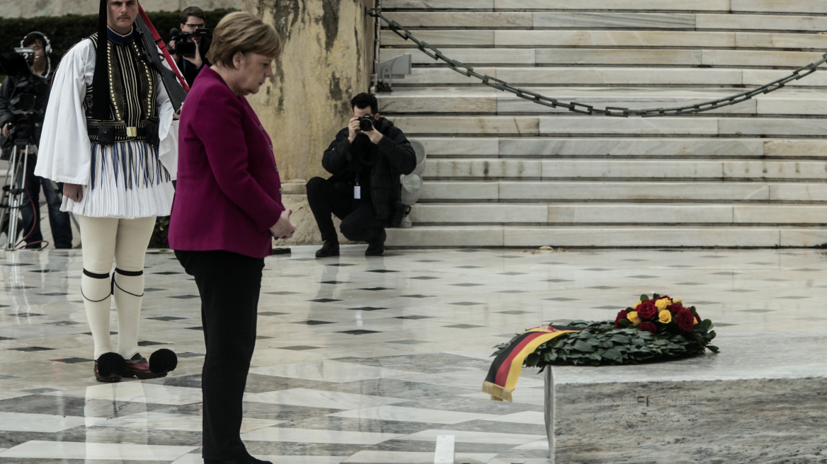 Στεφάνι από την Άνγκελα Μέρκελ στο Μνημείο του Άγνωστου Στρατιώτη