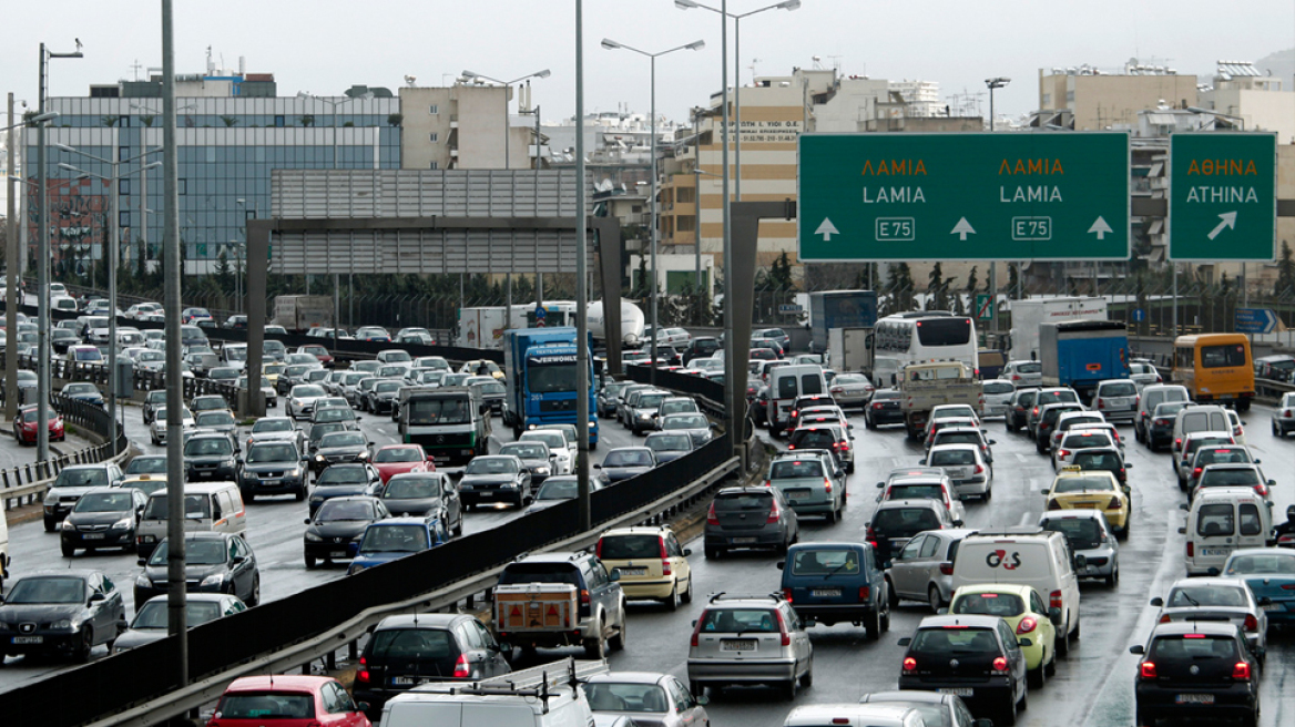 Προβλήματα στους δρόμους της Αθήνας - Απέραντο πάρκινγκ έγινε η Εθνική